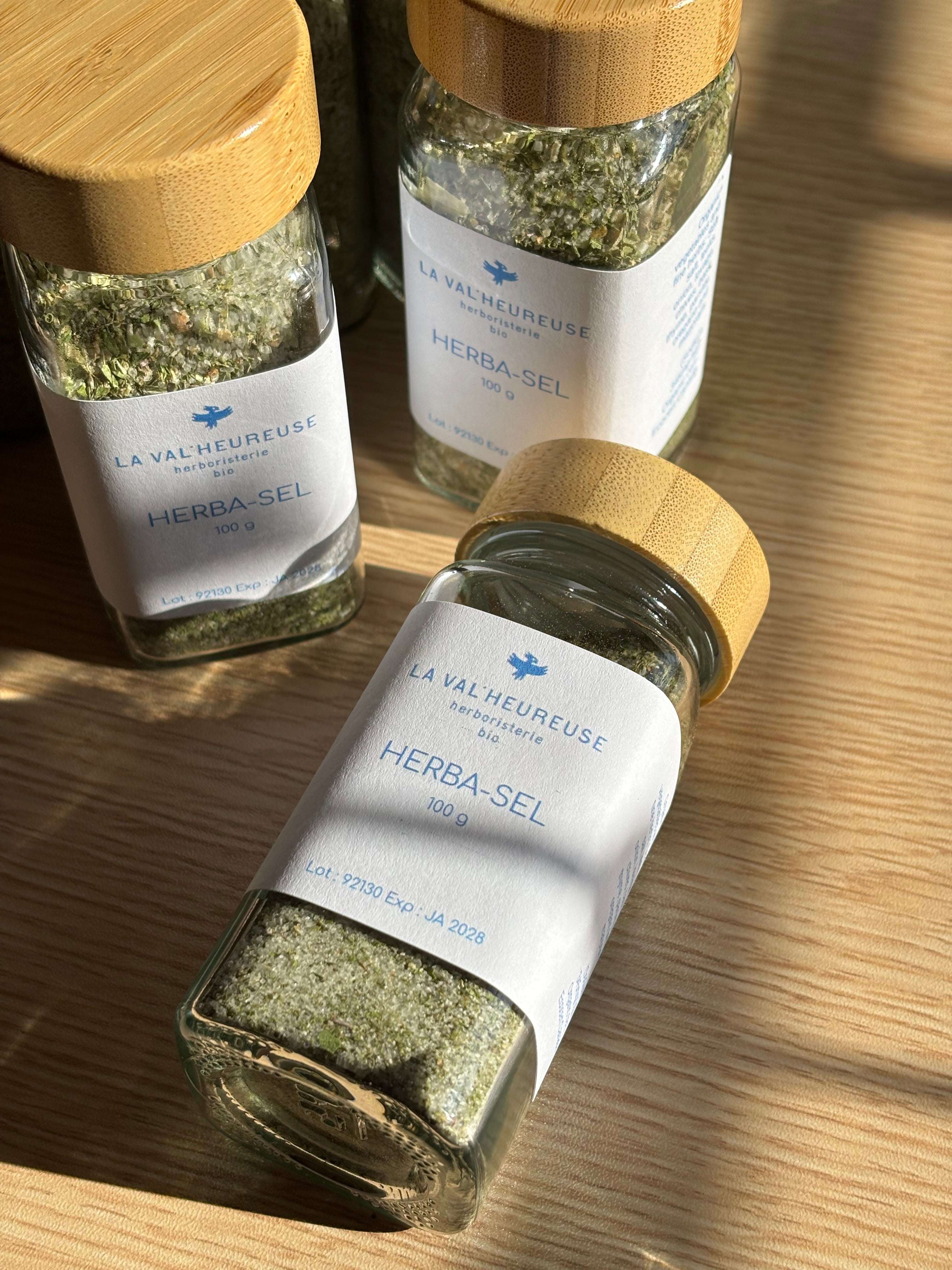 Vue en plongée d'un bocal d'Herbasel, le sel aux herbes et légumes bio de La Val'Heureuse.