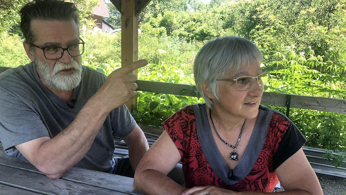 Johanne Lemire et François Benoit sous le préau de la Val'Heureuse en 2022