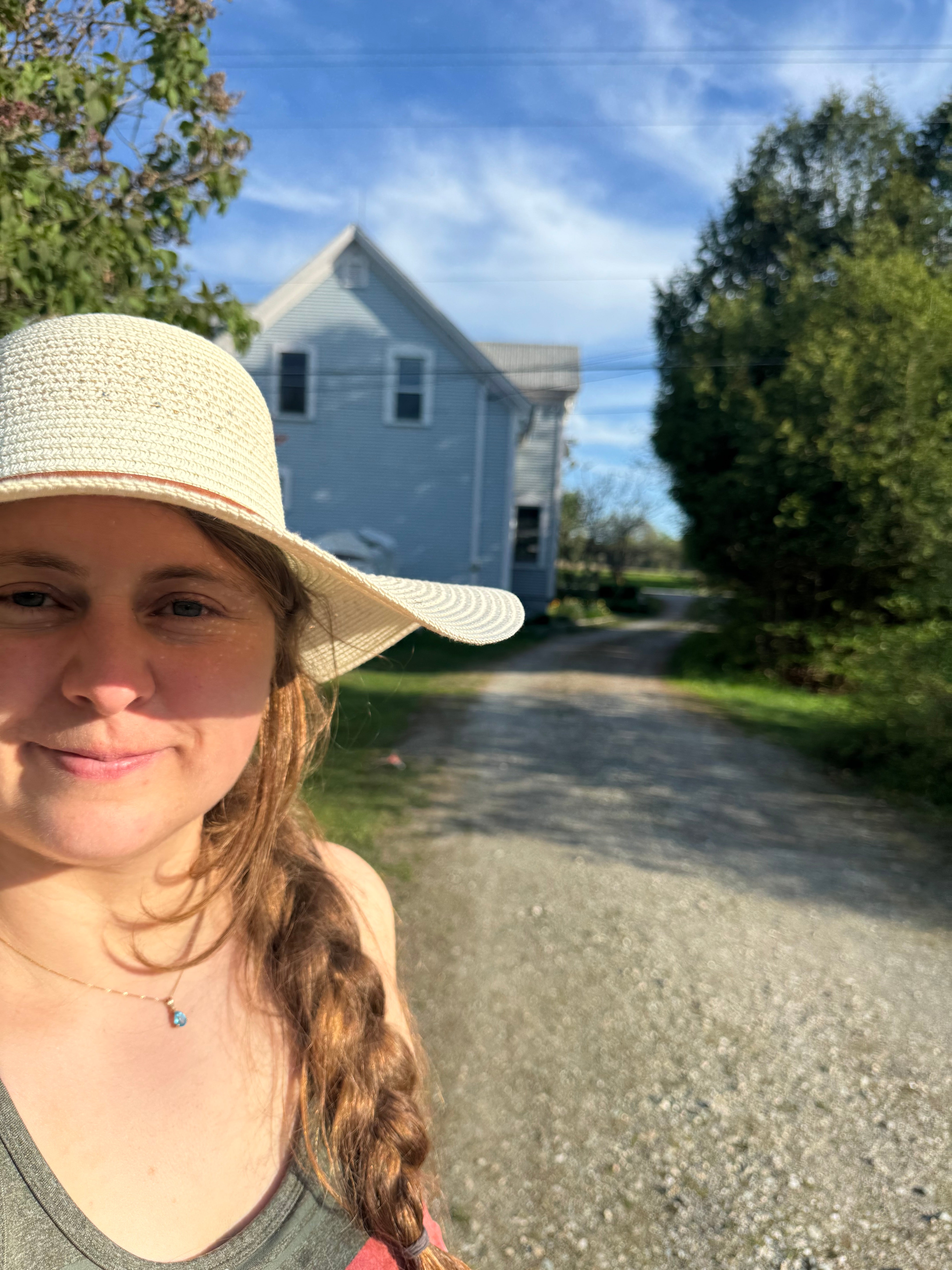 Photographie de Laetitia Beaumel devant la boutique