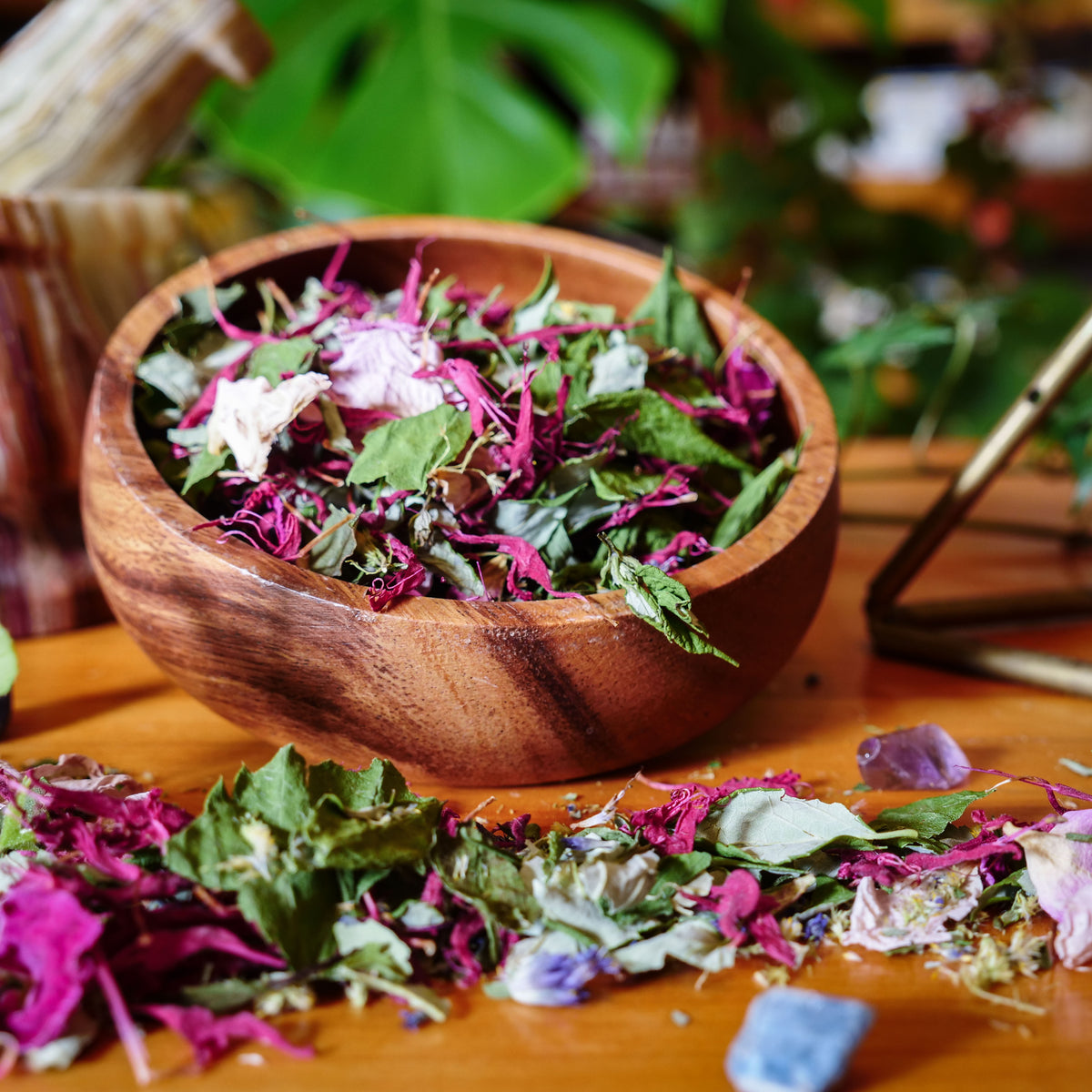 Tisane biologique La Val'Heureuse "Sentier d'été", mise en valeur dans un bol en bois.