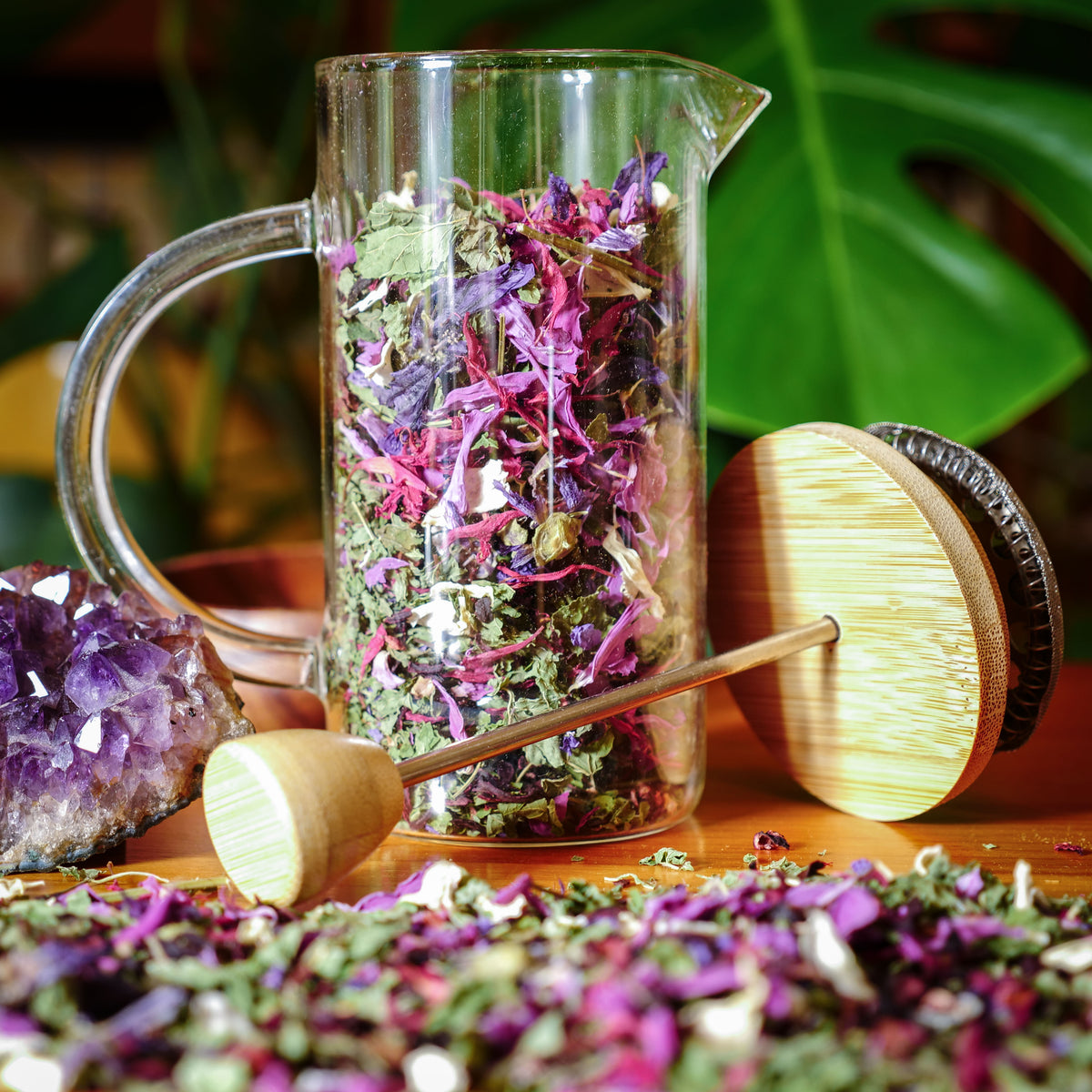 Tisane Rêve des Colibris biologique La Val'Heureuse, mise en valeur dans un bodum en verre.