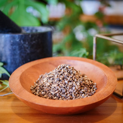Tisane de racine de Bardane biologique La Val'Heureuse, mise en valeur dans un bol en bois.