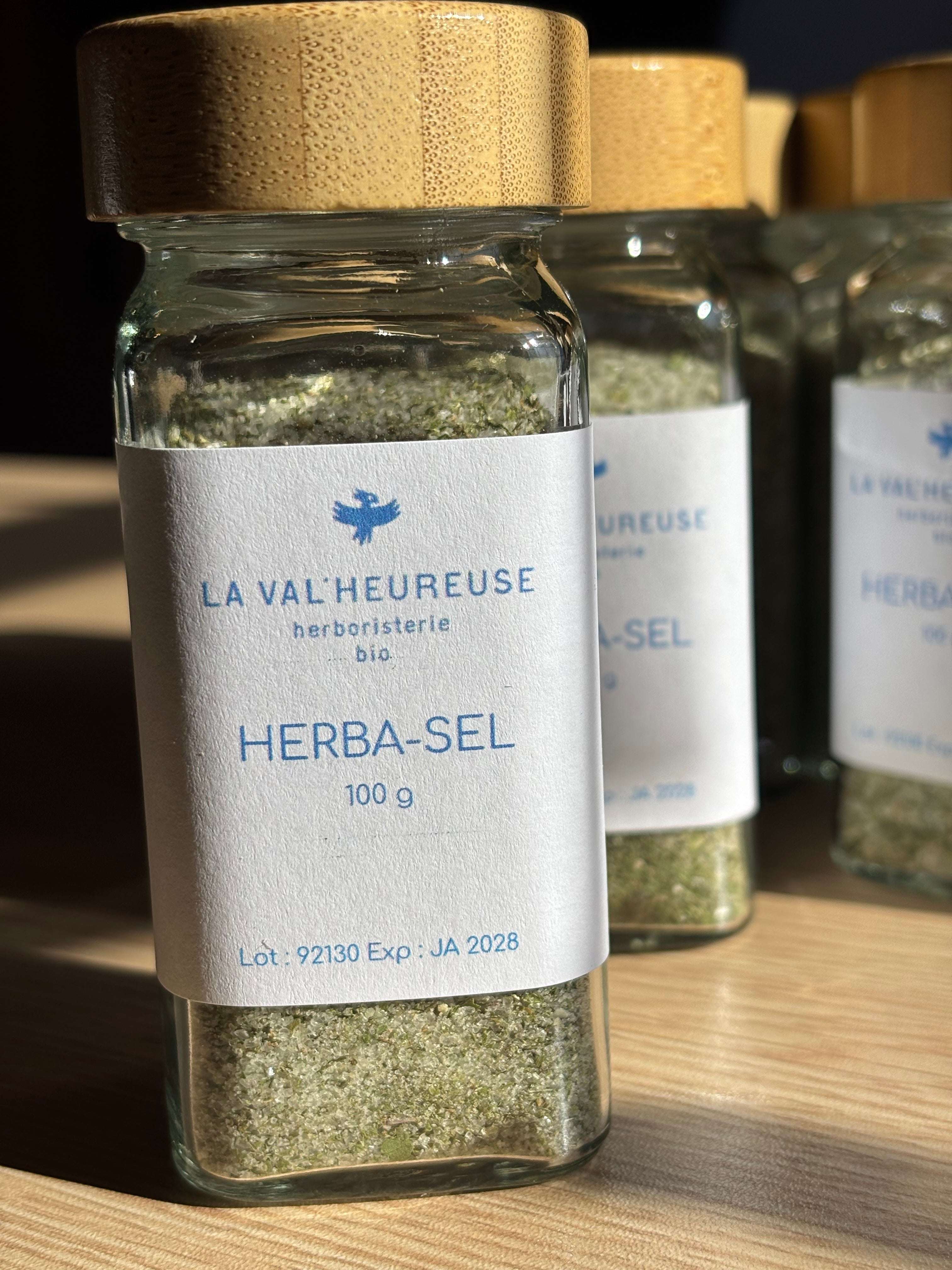 Salière en verre de 100 g d'Herbasel, le sel aux herbes et légumes bio de La Val'Heureuse.