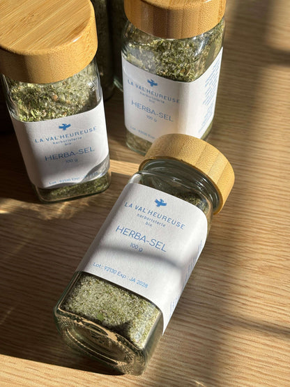 Vue en plongée d'un bocal d'Herbasel, le sel aux herbes et légumes bio de La Val'Heureuse.