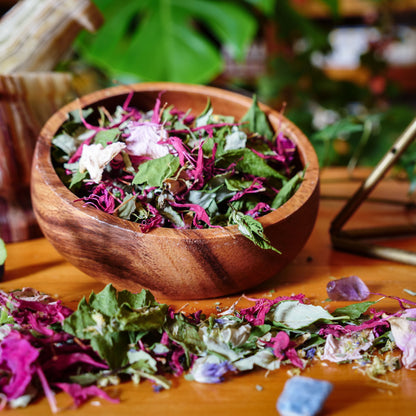 Tisane biologique La Val'Heureuse "Sentier d'été", mise en valeur dans un bol en bois.
